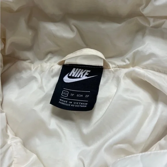 Nike Women’s Sportswear White Puffer Jacket - Picture 4 of 4
